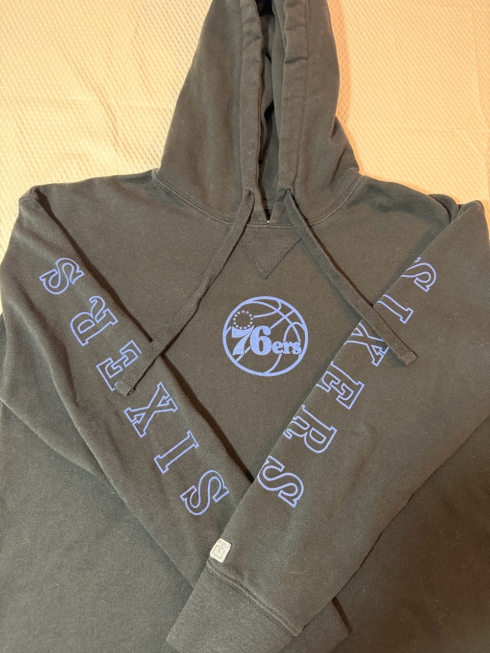 Philadelphia 76ers Cropped Hoodie Tailgate Black NBA Sleeve Graphic Womens S